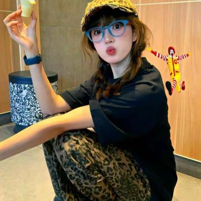照片中的女孩